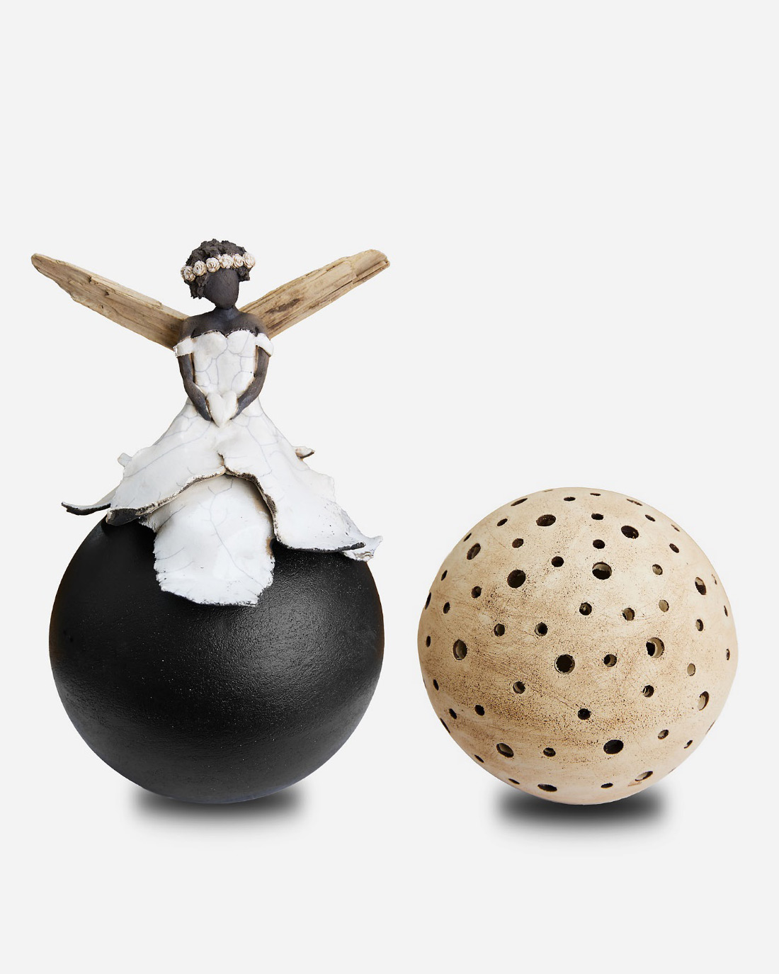 Bild - 40-urneUrne en terre cuite ; caractéristiques : non dégradable ; l’elfe est remise avec la boule droite pour la bougie, afin de la ramener à la maison: 
